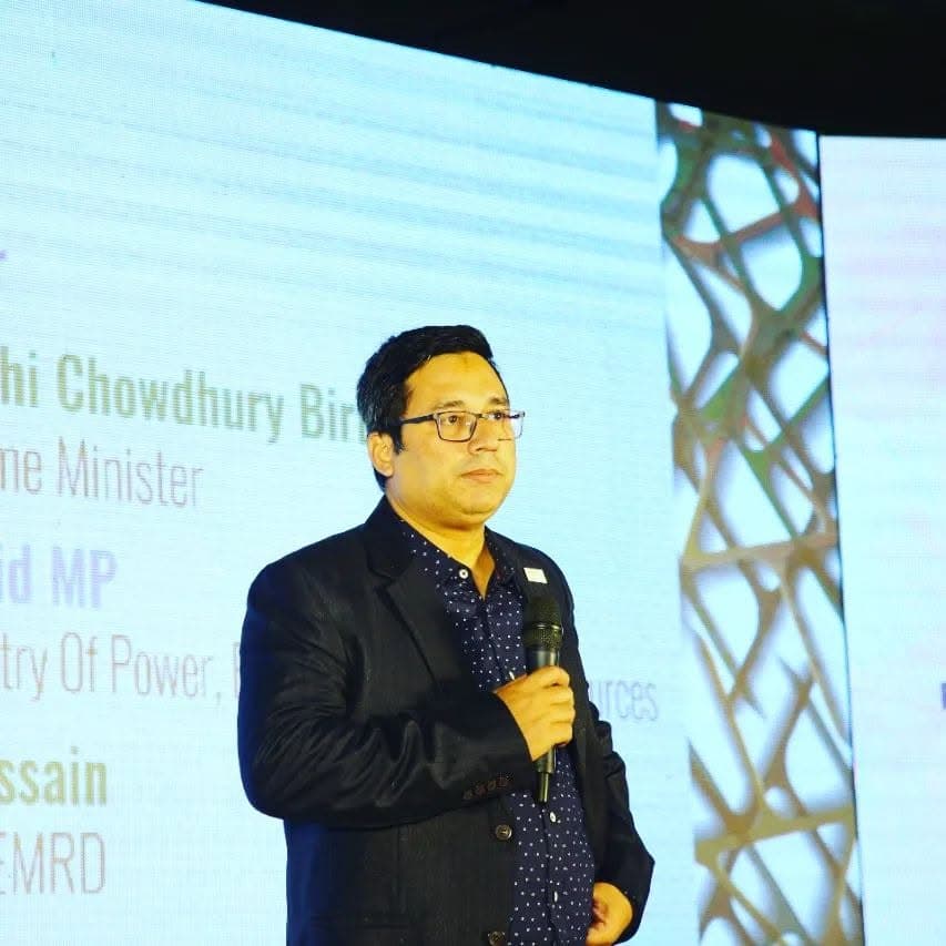 Rishan Nasrullah in a newsroom
